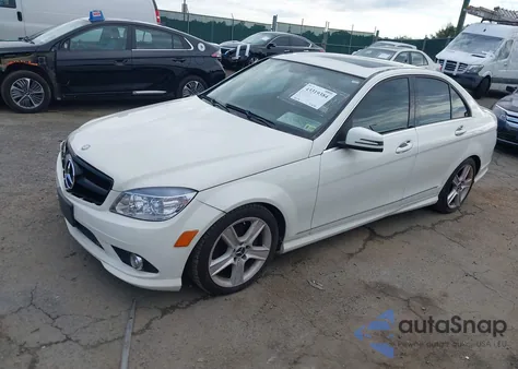 2010 Mercedes-Benz C 300 Sport 4Matic z USA, uszkodzony, nr VIN WDDGF8BB9AF485480
